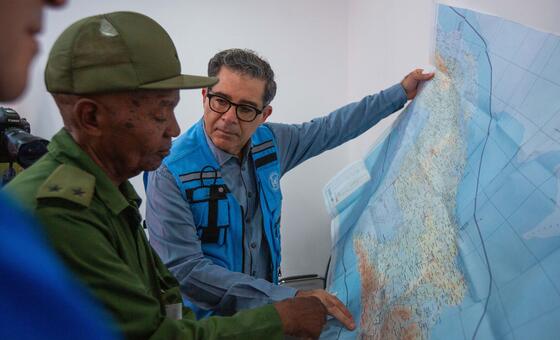 联合国驻地协调员弗朗西斯科·皮雄在古巴与民防部门官员进行会谈。